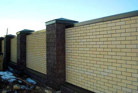 Строительство забора из белого и красного кирпича Строительство забора из белого и красного кирпича