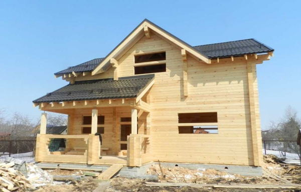 Особенности бруса естественной влажности: преимущества и недостатки Особенности бруса естественной влажности: преимущества и недостатки