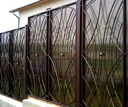 Забор из поликарбоната на металлическом каркасе Забор из поликарбоната на металлическом каркасе