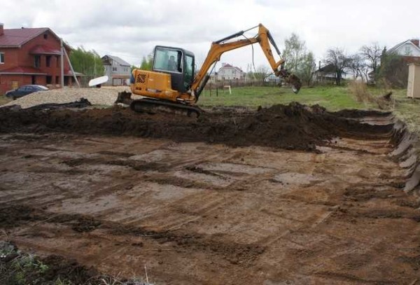 Фундамент в виде железобетонный плиты Фундамент в виде железобетонный плиты