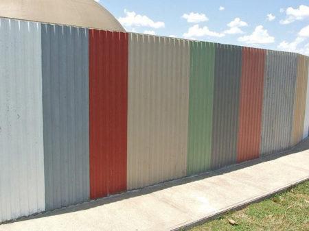 Варианты дизайна забора из профнастила Варианты дизайна забора из профнастила