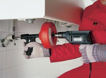 Засор канализации в частном доме: средства для очистки и инструкция их применения Засор канализации в частном доме: средства для очистки и инструкция их применения