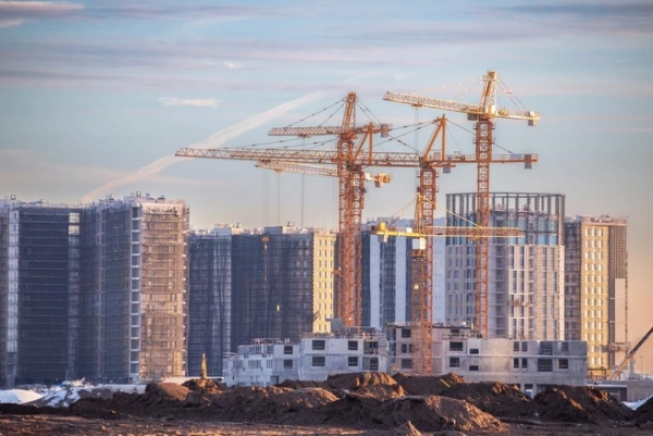 Девелоперы сбавили обороты: почему снижается ввод жилья и что ждет рынок дальше