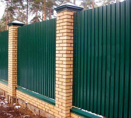 Строительство кирпичного забора Строительство кирпичного забора