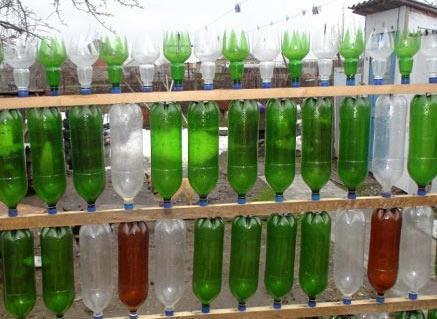 Забор из крышек от пластиковых бутылок Забор из крышек от пластиковых бутылок