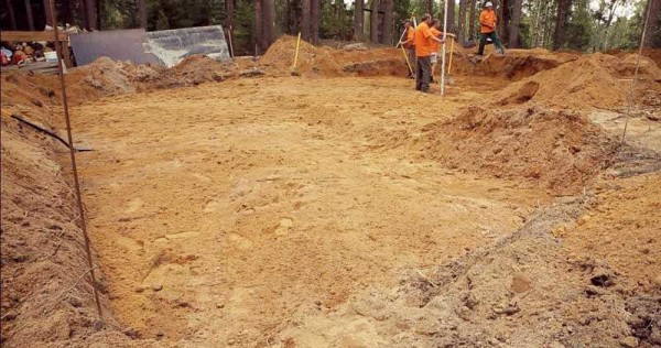 Фундамент в виде железобетонный плиты Фундамент в виде железобетонный плиты