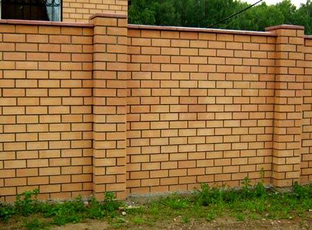 Строительство кирпичного забора Строительство кирпичного забора