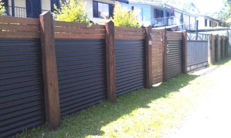 Варианты дизайна забора из профнастила Варианты дизайна забора из профнастила