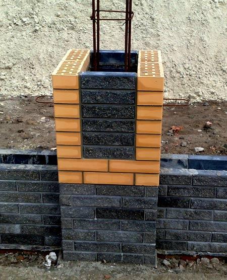 Кладка столбов забора из облицовочного кирпича Кладка столбов забора из облицовочного кирпича