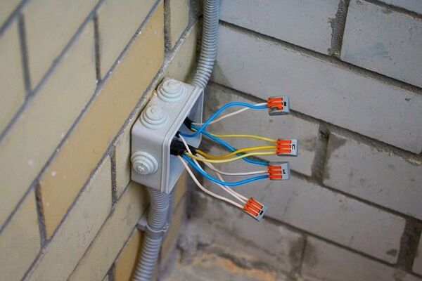 Клеммы для соединения проводов: какие клеммники лучше и как с ними работать