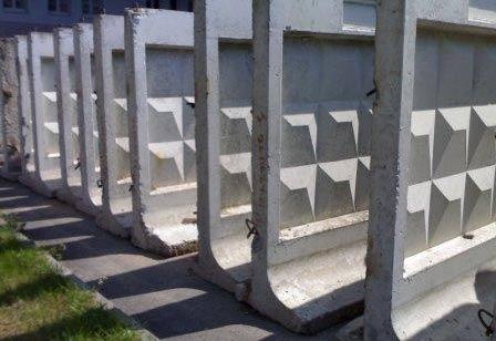 Установка забора из бетонных плит