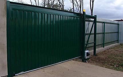 Установка ворот из профнастила с элементами ковки Установка ворот из профнастила с элементами ковки