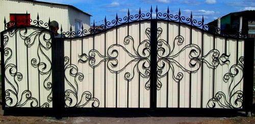 Установка ворот из профнастила с элементами ковки Установка ворот из профнастила с элементами ковки