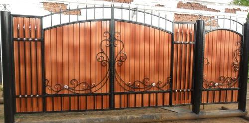 Установка ворот из профнастила с элементами ковки Установка ворот из профнастила с элементами ковки