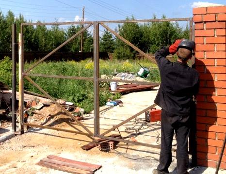 Установка ворот из профнастила с калиткой Установка ворот из профнастила с калиткой