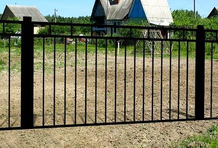 Заборы которые можно построить без заливки фундамента Заборы которые можно построить без заливки фундамента