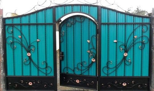 Установка ворот из профнастила с элементами ковки Установка ворот из профнастила с элементами ковки