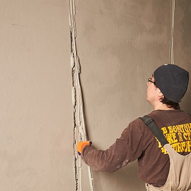 Нужно ли вытаскивать маяки после штукатурки стен?