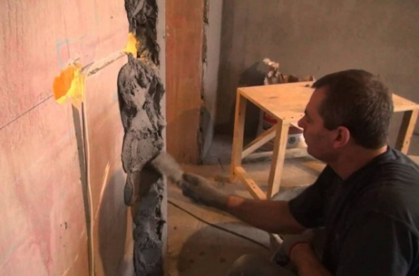 Как правильно отштукатурить стену?