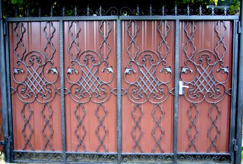 Установка ворот из профнастила с элементами ковки Установка ворот из профнастила с элементами ковки