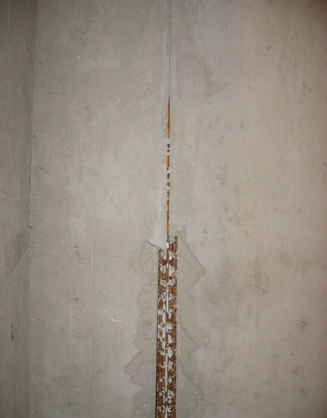 Нужно ли вытаскивать маяки после штукатурки стен?