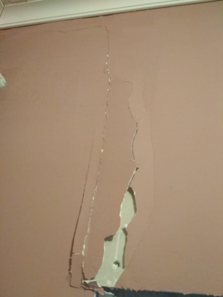 Почему трескается шпаклевка на стенах и как заделать трещины? Почему трескается шпаклевка на стенах и как заделать трещины?