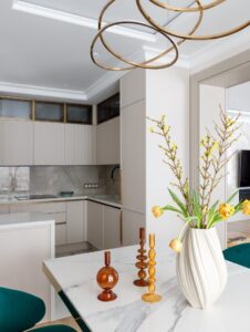 Чистая база с ярким декором Чистая база с ярким декором