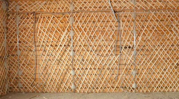 Выравнивание деревянных стен внутри дома