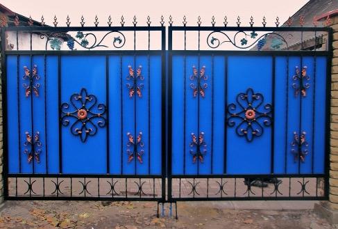 Установка ворот из профнастила с элементами ковки Установка ворот из профнастила с элементами ковки