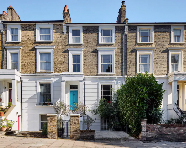 Цветной кирпич и причудливая мебель: неожиданный интерьер в лондоне Цветной кирпич и причудливая мебель: неожиданный интерьер в лондоне