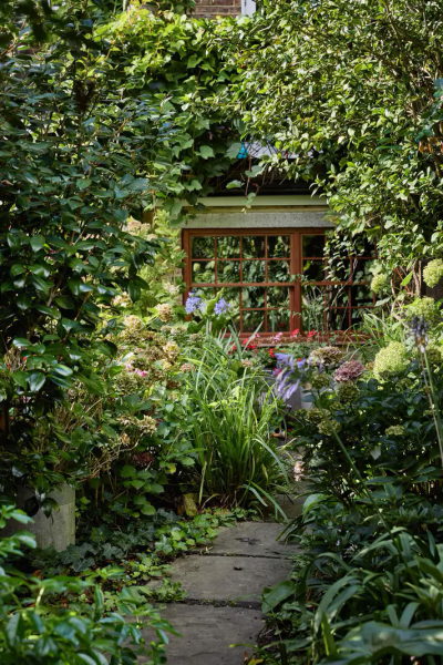 Цветной кирпич и причудливая мебель: неожиданный интерьер в лондоне Цветной кирпич и причудливая мебель: неожиданный интерьер в лондоне