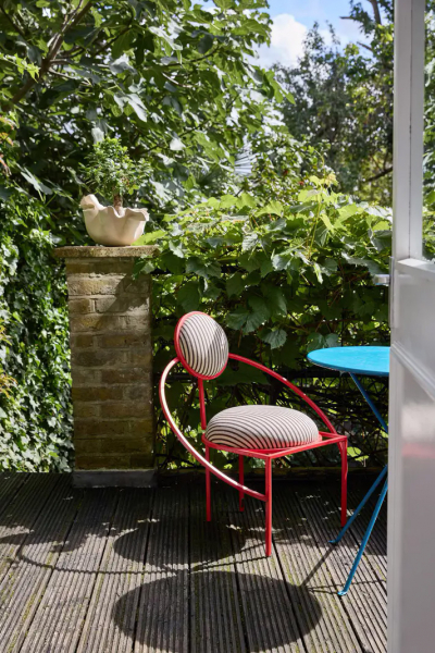 Цветной кирпич и причудливая мебель: неожиданный интерьер в лондоне Цветной кирпич и причудливая мебель: неожиданный интерьер в лондоне