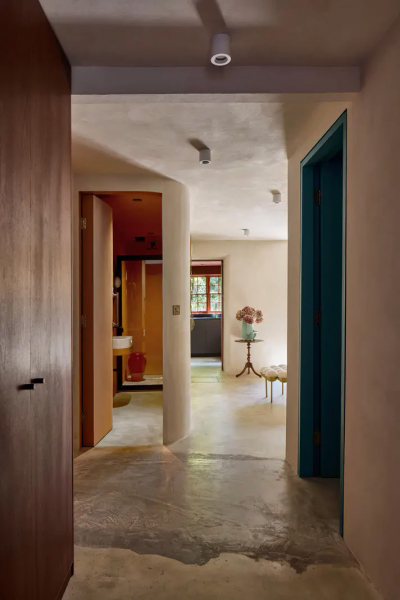 Цветной кирпич и причудливая мебель: неожиданный интерьер в лондоне Цветной кирпич и причудливая мебель: неожиданный интерьер в лондоне