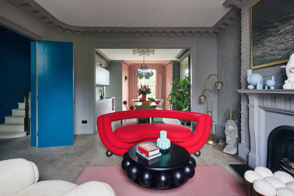 Цветной кирпич и причудливая мебель: неожиданный интерьер в лондоне Цветной кирпич и причудливая мебель: неожиданный интерьер в лондоне