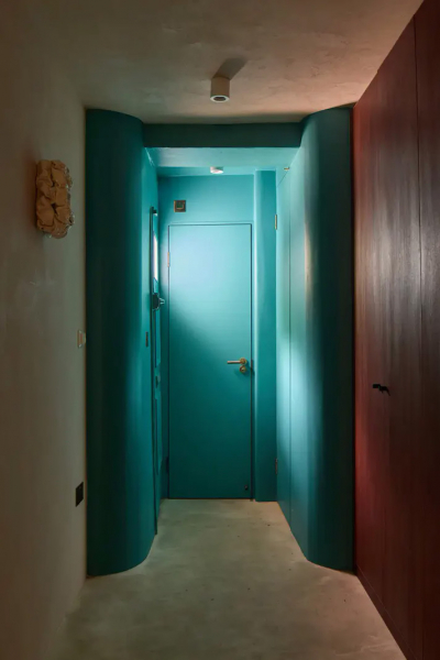 Цветной кирпич и причудливая мебель: неожиданный интерьер в лондоне Цветной кирпич и причудливая мебель: неожиданный интерьер в лондоне