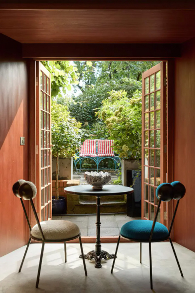 Цветной кирпич и причудливая мебель: неожиданный интерьер в лондоне Цветной кирпич и причудливая мебель: неожиданный интерьер в лондоне