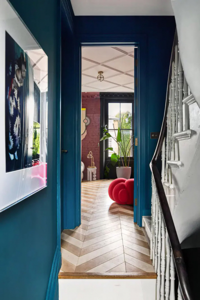 Цветной кирпич и причудливая мебель: неожиданный интерьер в лондоне Цветной кирпич и причудливая мебель: неожиданный интерьер в лондоне