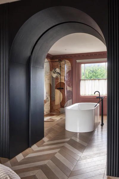 Цветной кирпич и причудливая мебель: неожиданный интерьер в лондоне Цветной кирпич и причудливая мебель: неожиданный интерьер в лондоне