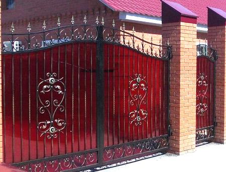 Установка ворот из профнастила с элементами ковки Установка ворот из профнастила с элементами ковки