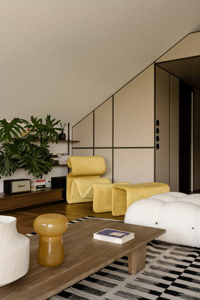 Эффектный современный дизайн мансардной квартиры с сауной в кракове