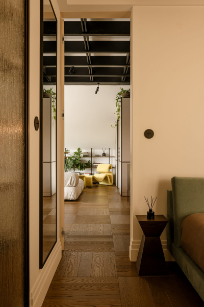 Эффектный современный дизайн мансардной квартиры с сауной в кракове