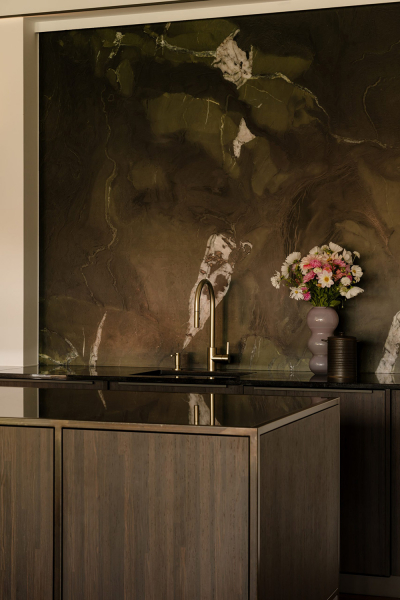 Эффектный современный дизайн мансардной квартиры с сауной в кракове