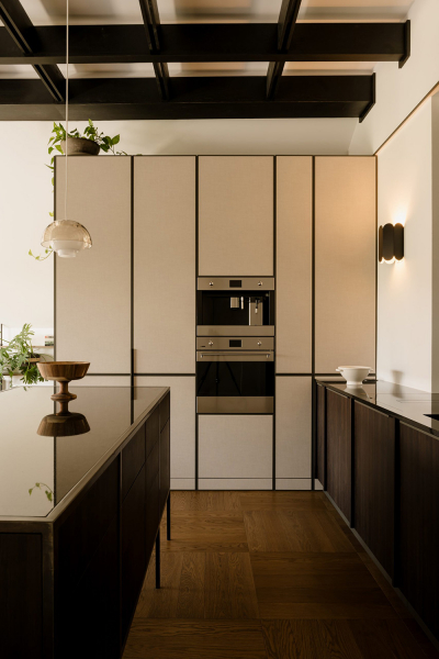 Эффектный современный дизайн мансардной квартиры с сауной в кракове