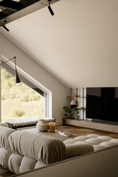 Эффектный современный дизайн мансардной квартиры с сауной в кракове