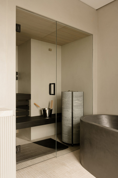 Эффектный современный дизайн мансардной квартиры с сауной в кракове