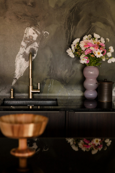 Эффектный современный дизайн мансардной квартиры с сауной в кракове