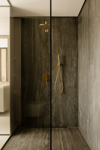 Эффектный современный дизайн мансардной квартиры с сауной в кракове