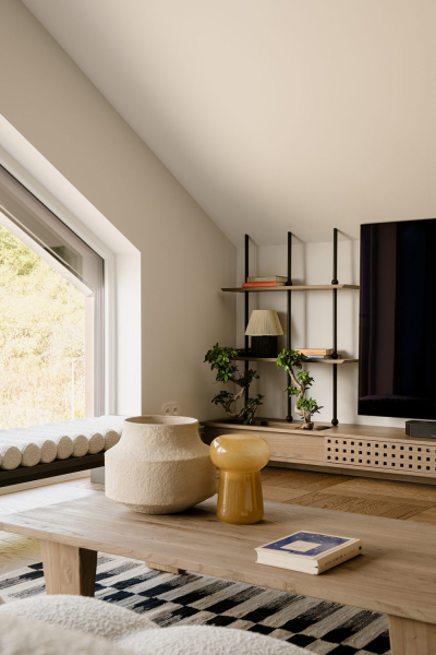 Эффектный современный дизайн мансардной квартиры с сауной в кракове