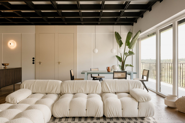 Эффектный современный дизайн мансардной квартиры с сауной в кракове