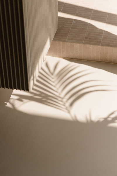 Эффектный современный дизайн мансардной квартиры с сауной в кракове